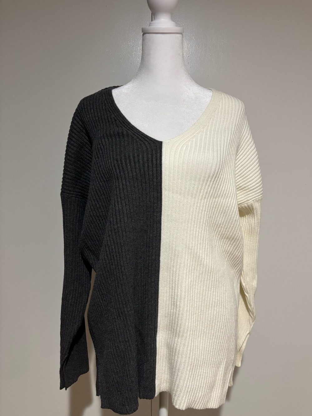 Abercrombie & Fitch Two-Tone Black and Cream Ribbed V-Neck Sweater